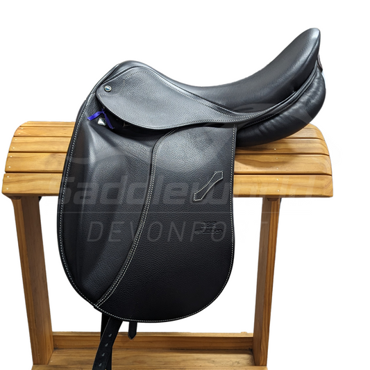 Stubben Portos Dressage Saddle 17.5 Black XW Gullet